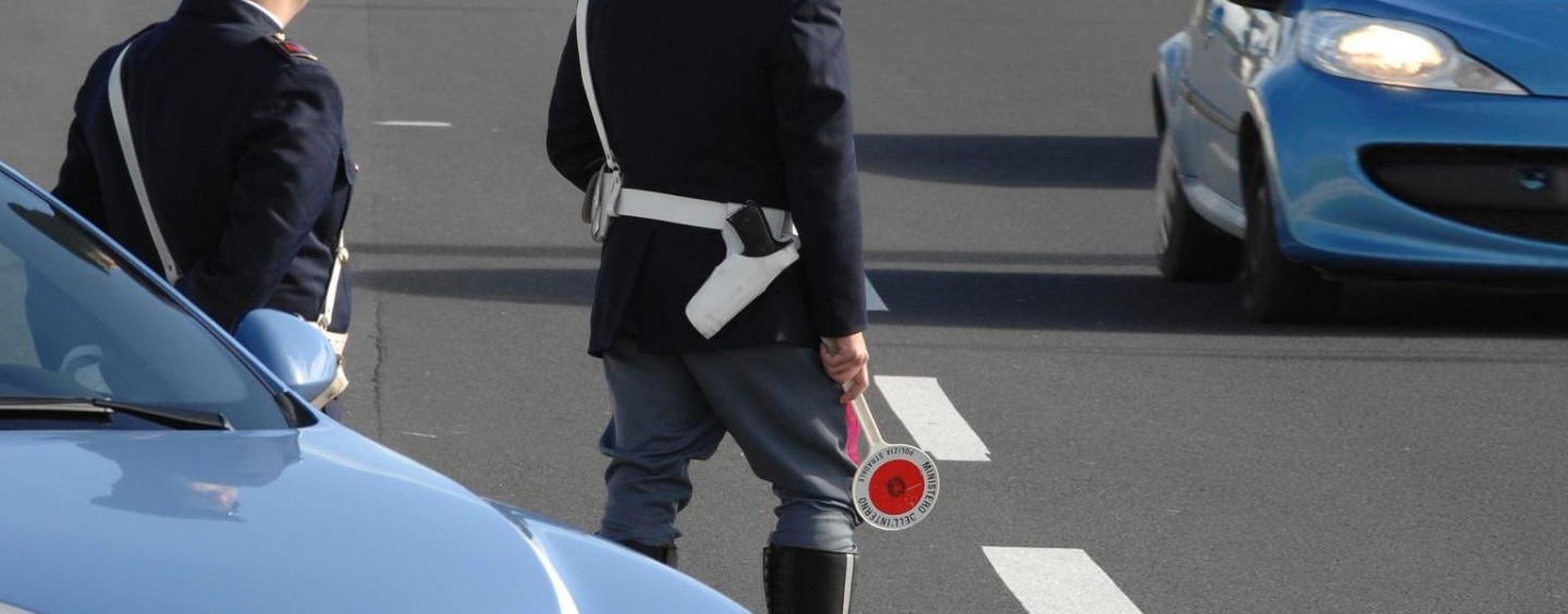 Auto si ribalta sull’A16, il guidatore era sotto l’effetto di droga e alcool. A bordo anche attrezzi per lo scasso