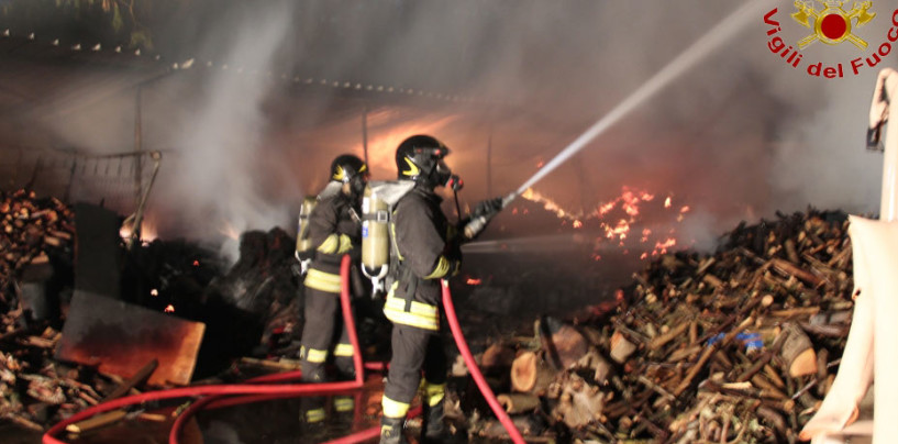 FOTO/ Venticano, in fiamme mobilificio