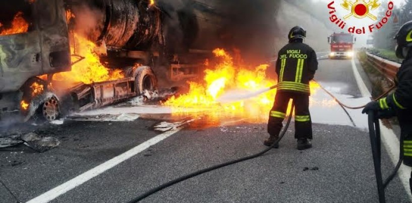 Tir in fiamme sull’autostrada A16, disagi al traffico verso Avellino