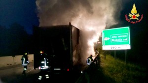 tir fiamme autostrada