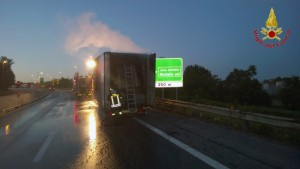 tir fiamme autostrada