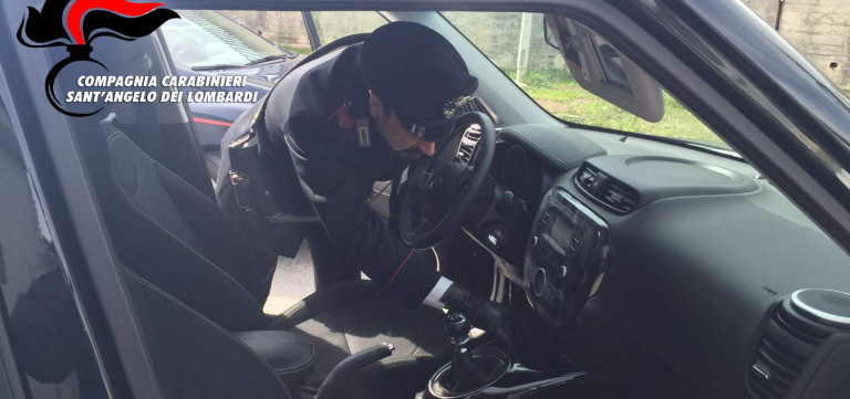 In fuga dai carabinieri a bordo di auto rubata, i ladri si dileguano nella notte