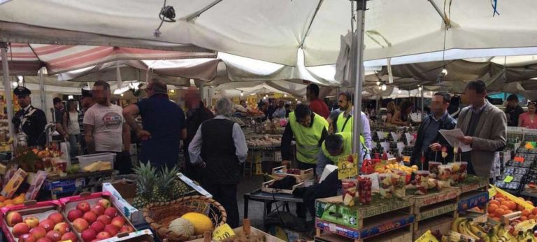 Blitz della Guardia di Finanza al mercato di Avellino, scoperti lavoratori in nero e cingalese clandestino