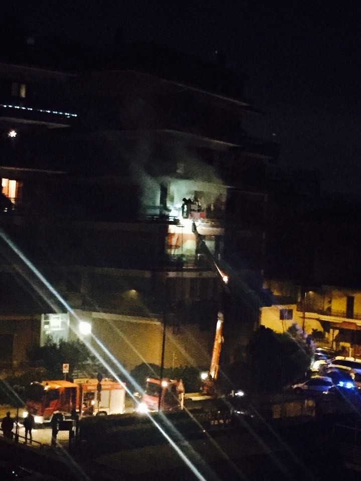 Paura ad Atripalda, balcone in fiamme dopo la mezzanotte