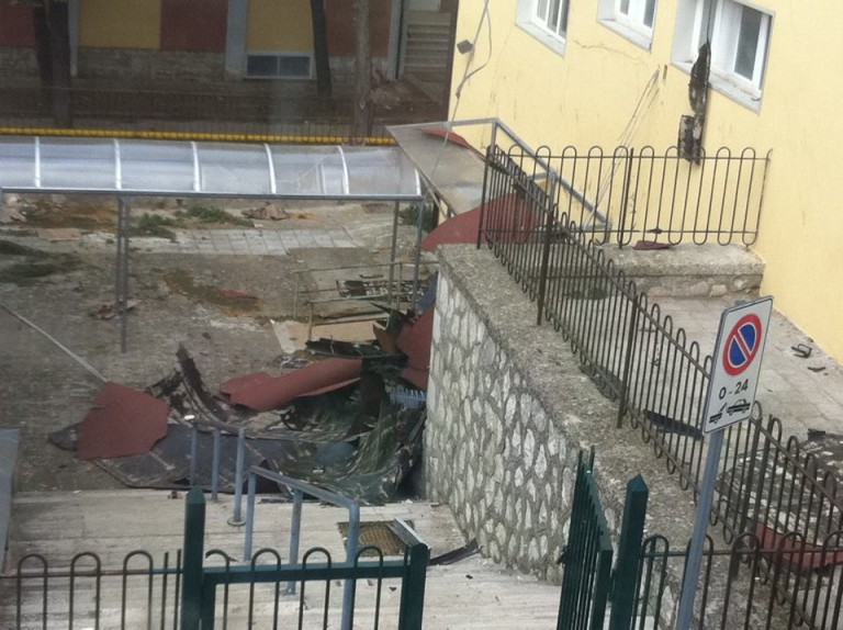 FOTO/ “Ero con le cuffie: all’improvviso un boato e il tetto cadeva”, tragedia sfiorata ad Ariano