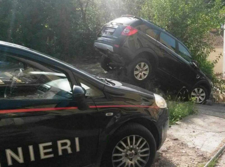 FOTO/ Troppo ubriaco per guidare, blocca il SUV su una scalinata. Rischiava il coma etilico
