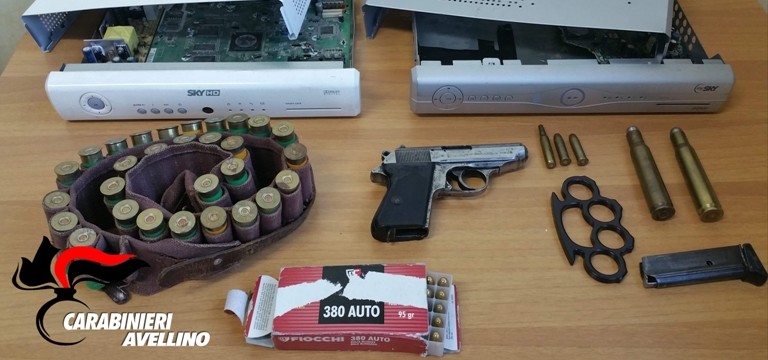 Giovani irpini sorpresi mentre si esercitavano a sparare, la pistola è quella di “007”