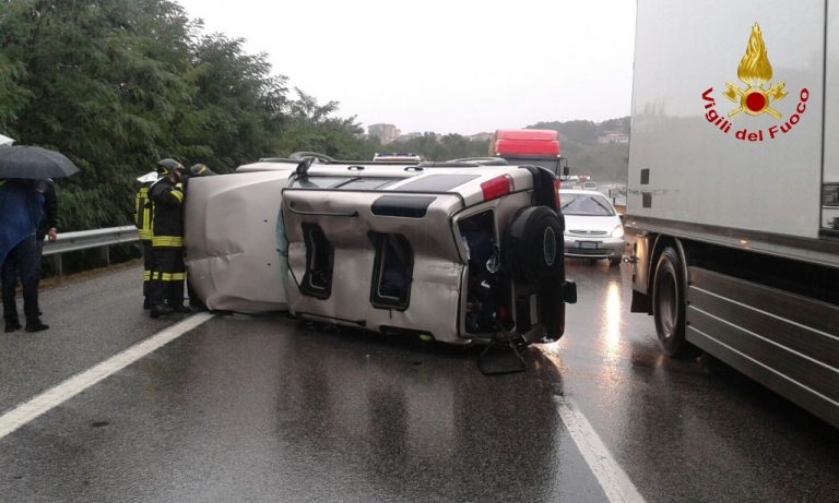 Tragedia sfiorata in A/16, coppia di anziani al rientro da Padre Pio si ribalta con l’auto