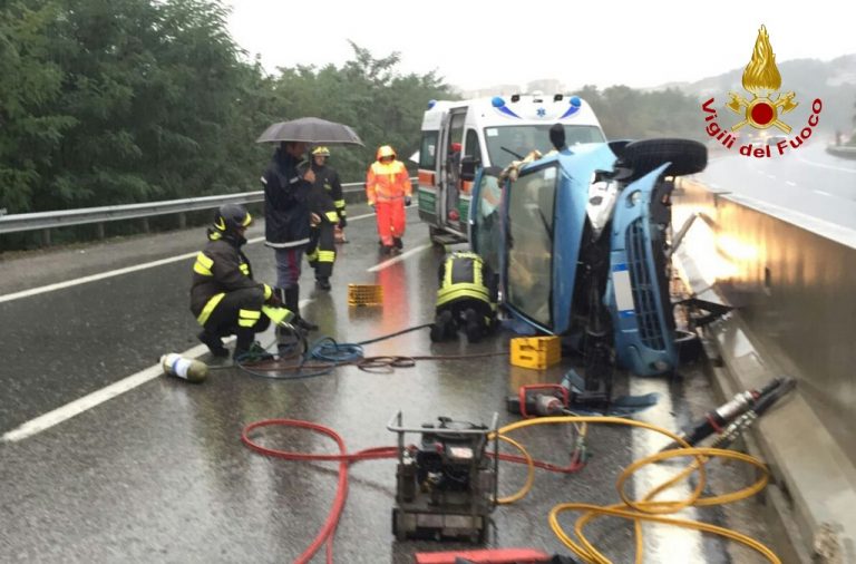 Ancora un incidente stradale sull’A16, paura per due giovani napoletani