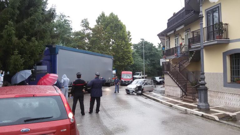 FOTO/ Incidente frontale a Pratola Serra: due giovani finiscono in ospedale