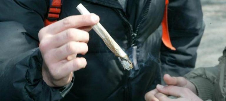 Fumano “spinelli” nel cuore della movida avellinese, beccati due giovanissimi