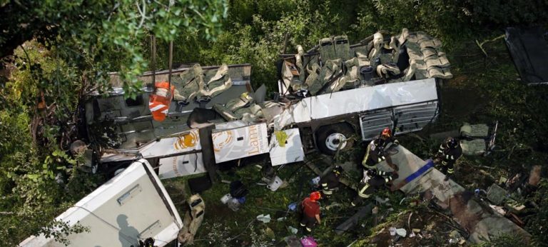 IL CASO/ False revisioni: 6 mila bus, come quello della strage A16, sulle strade italiane (VIDEO)