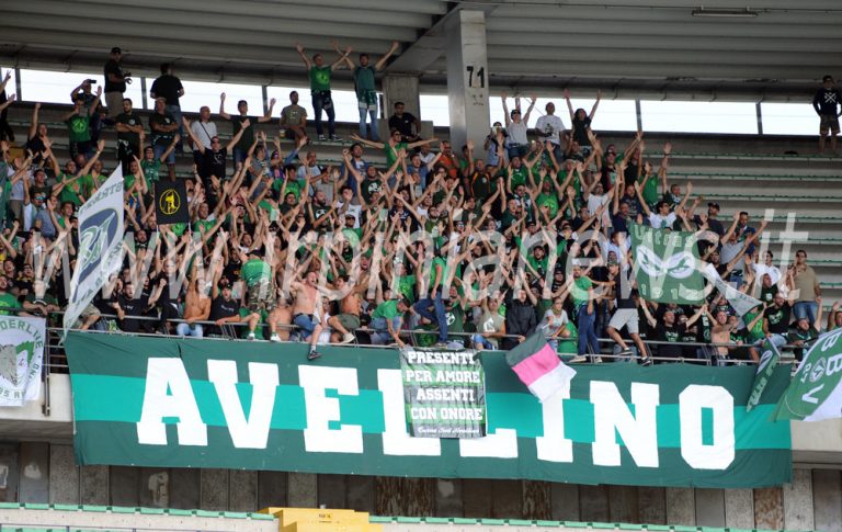 Avellino Calcio – Irriducibili al seguito dei lupi a Verona