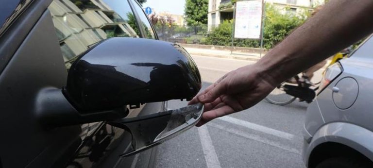 Occhio alla truffa dello specchietto: ancora una vittima ad Avellino. Come difendersi
