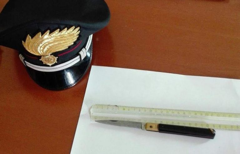 Calabritto, in piazza con un coltello a serramanico: denunciato pregiudicato