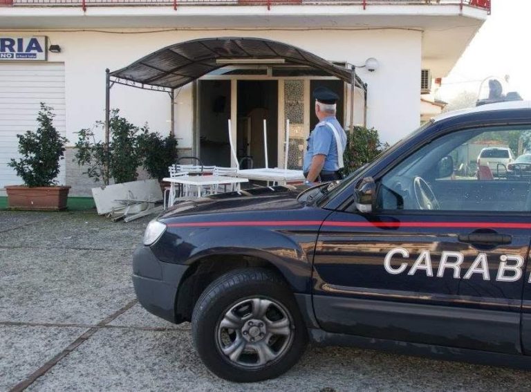 FOTO/ Roccabascerana, bomba carta all’ingresso di un circolo privato: indagano i Carabinieri