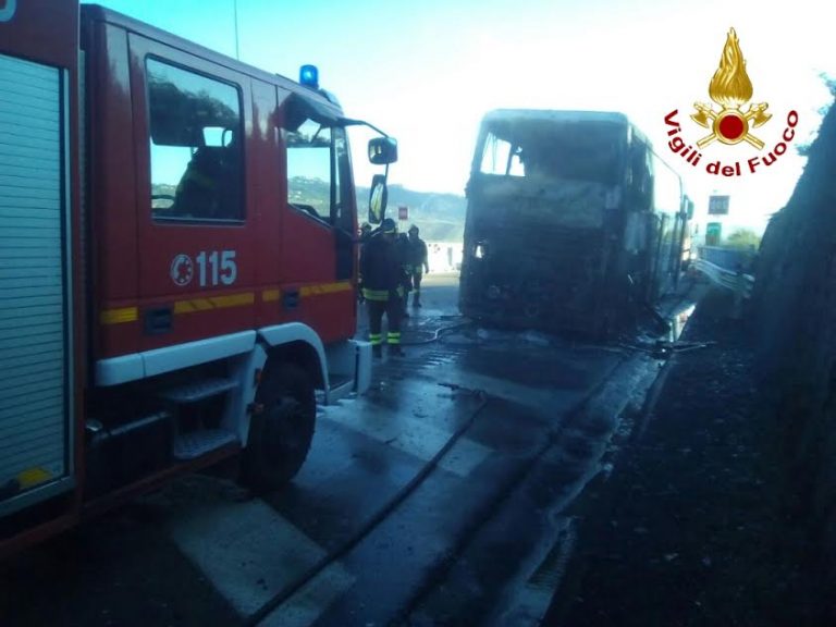 FOTO/ Autobus con 45 persone diretto a Padre Pio va a fuoco, tragedia sfiorata sull’Autostrada A16