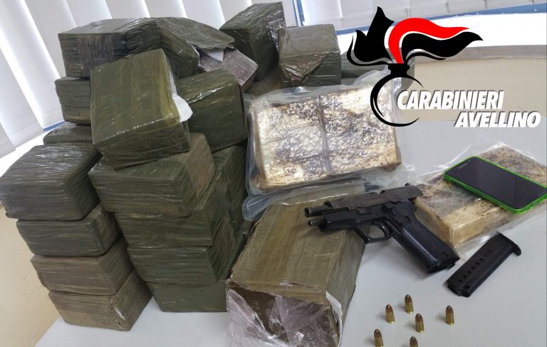 Nascondeva quasi 2 milioni di euro tra coca e hashish nella vecchia 500: arrestato