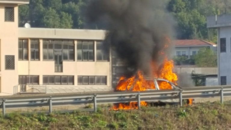 FOTO/ Auto prende fuoco sul Raccordo Salerno Avellino