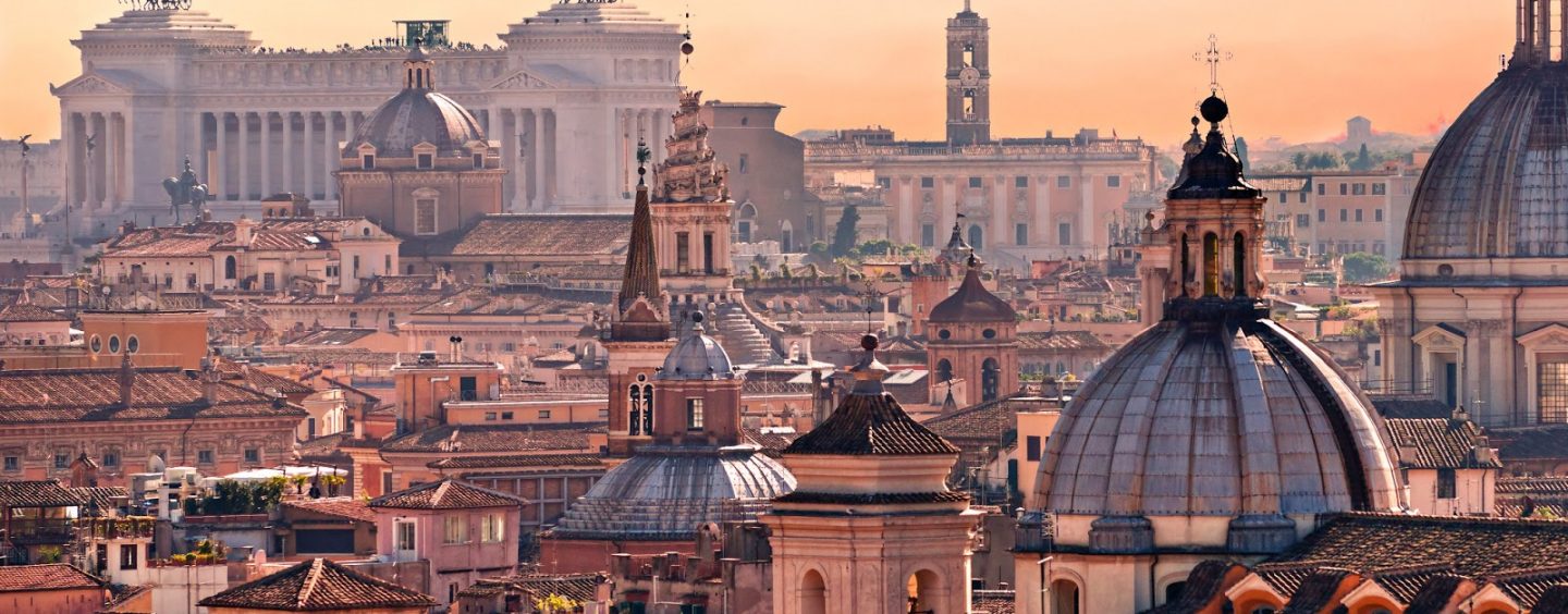 Riaperture, scontri a Montecitorio tra esercenti e polizia: agenti feriti dal lancio di bottigliette