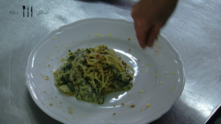 VIDEO/ “Vizi & Sfizi”, alla Via delle Taverne la ricetta degli spaghetti scanalati con baccalà e friarielli