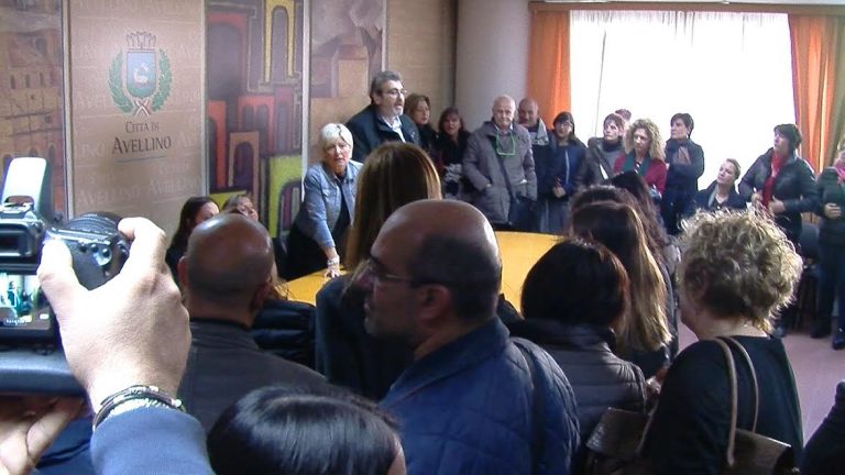 VIDEO/ Caos Cocchia, genitori inferociti in Comune: “L’emergenza è enorme, ci diano delle risposte”