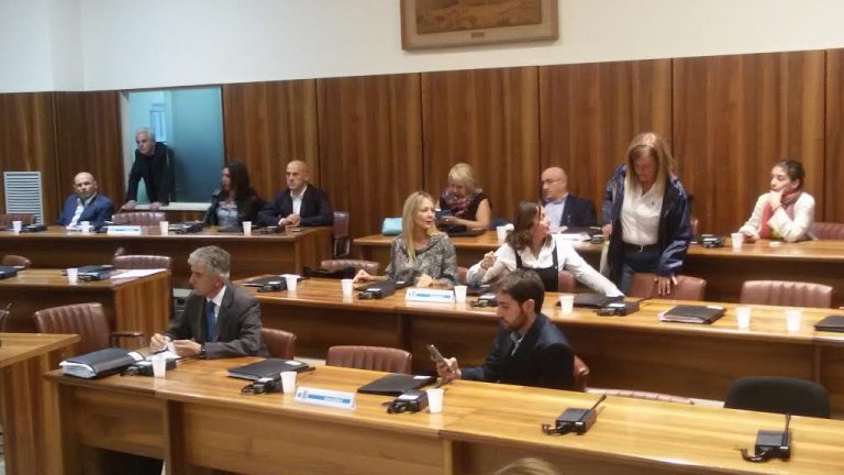 Tutti con Foti, dameliani e Poppa votano sì: si riparte da una nuova Giunta