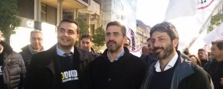 Marcia dei cinquestelle ad Avellino, Fico: “Riforma-farsa. De Mita? Un trucco di Renzi…”