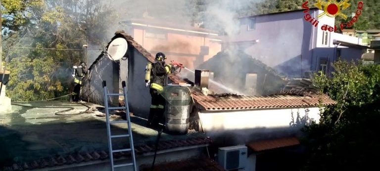FOTO/ In fiamme il tetto di un’abitazione a Pago, intervengono i caschi rossi