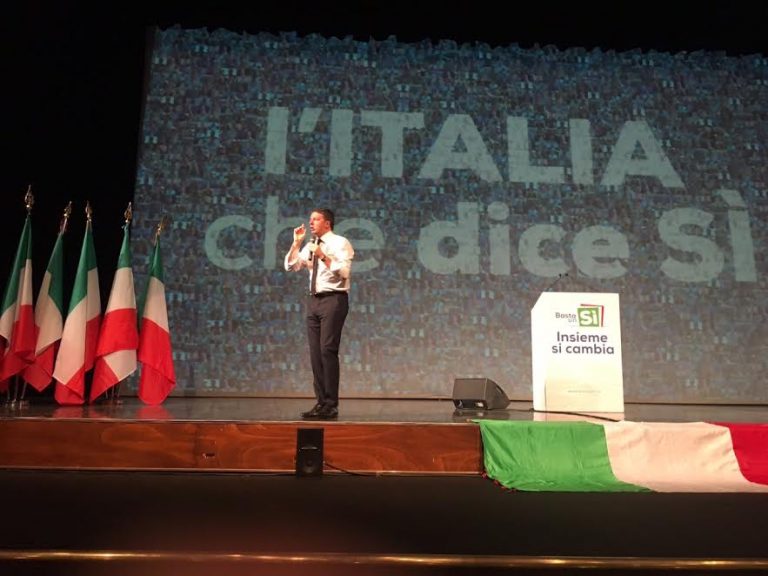 VIDEO/ Renzi show ad Avellino: “Una storia nuova per l’Italia. Il No? Tenuto insieme dall’odio”