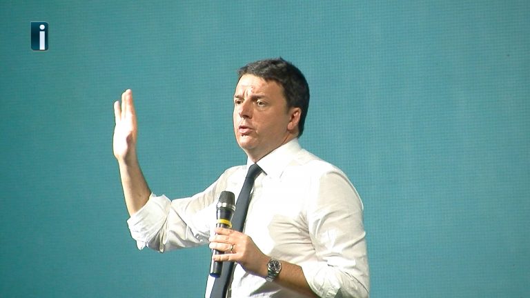 Un Renzi “teatrale” al Gesualdo: il Paese reale vero nemico della sua Riforma