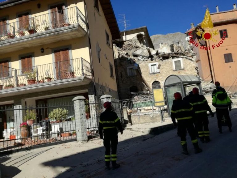 FOTO/ Terremoto, vigili del fuoco di Avellino mettono in salvo un anziano nel marchigiano