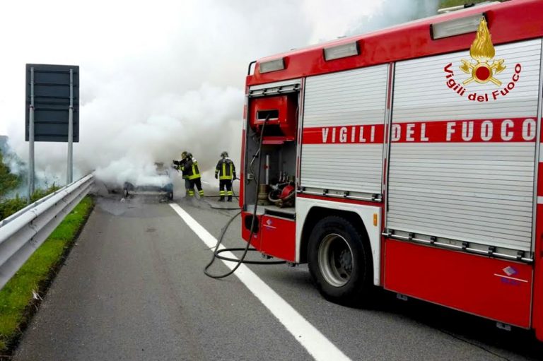 FOTO/ Doppio incendio sulla A/16, una donna trasportata al Moscati