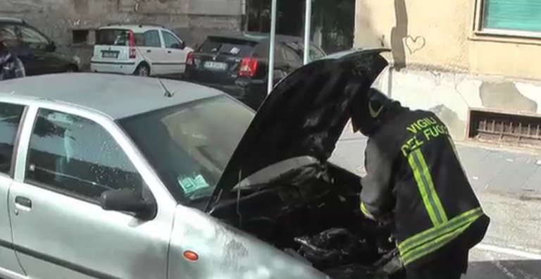 Benevento, auto in fiamme a Rione Libertà
