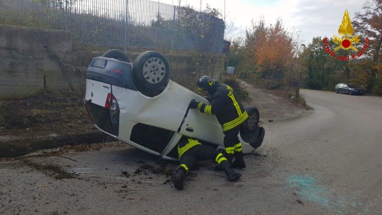 Incidente stradale, auto si ribalta: paura per una ragazza