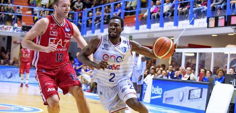 Basket, Scott al veleno dopo Avellino-Brindisi: “Tifosi della Scandone vi aspetto al ritorno…”