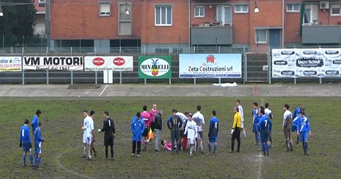 Calcio e violenza: l’arbitro lo espelle, lui gli spacca due denti