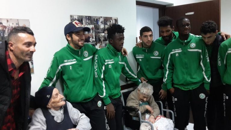 Lupi al fianco degli anziani, Gonzalez: “Hanno bisogno del nostro sorriso”