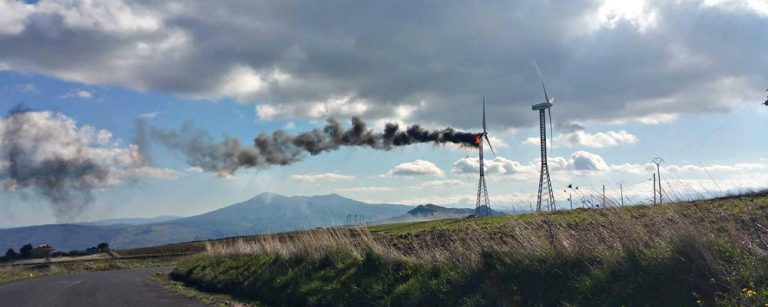 eolico-selvaggio-pala-eolica-fuoco
