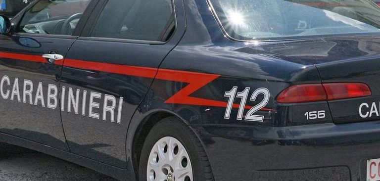 Minaccia due coniugi coinvolti in un incidente stradale, denunciato