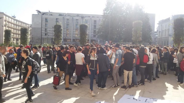 FOTO/ Studenti, genitori e prof di Amabile e Mancini protestano in Provincia