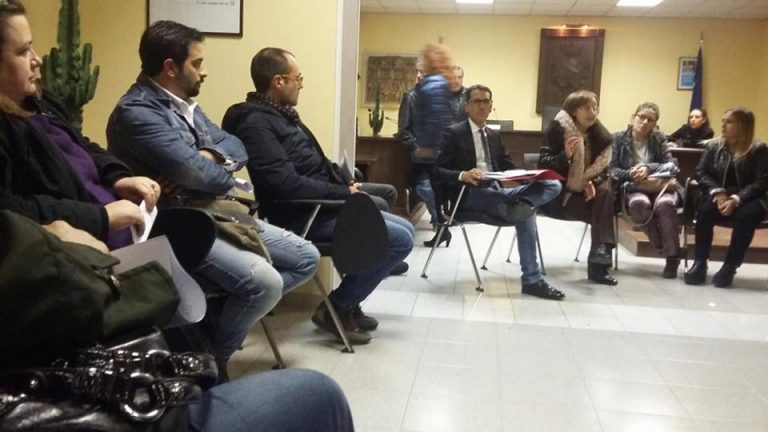 Scuola Pratola Serra, la reazione dei genitori alla decisione del sindaco