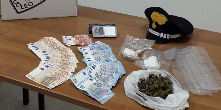 Cocaina e marijuana nascoste nella canna fumaria, arrestati due spacciatori