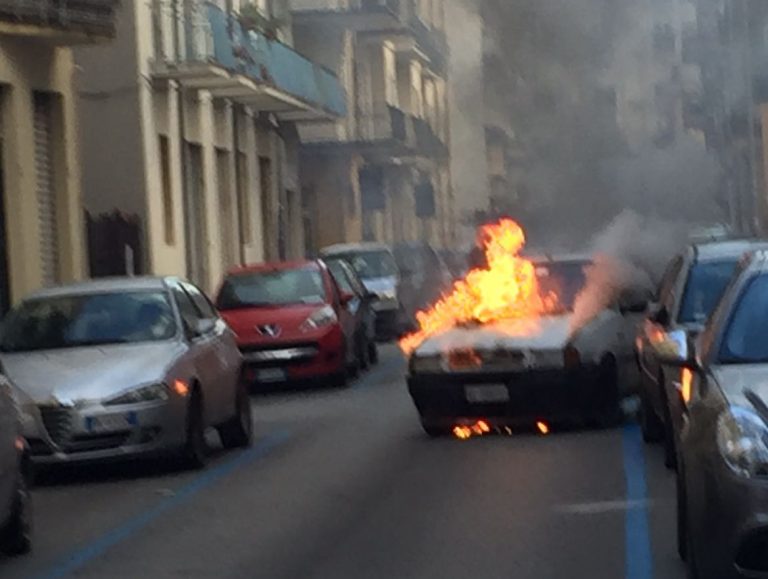 Avellino, a fuoco auto in via Pironti: paura per i residenti