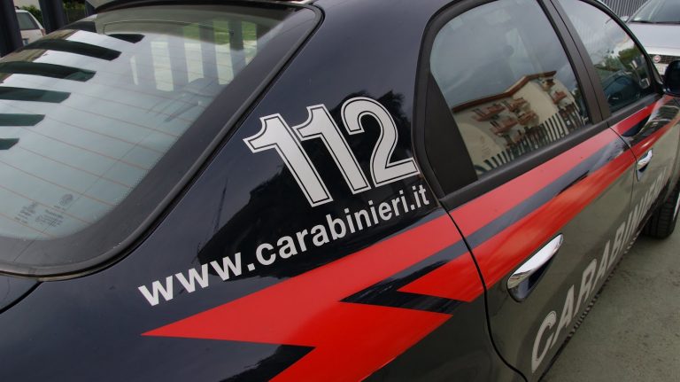 Ubriaco e sotto l’effetto di droga, finisce fuori strada: nei guai un 45enne