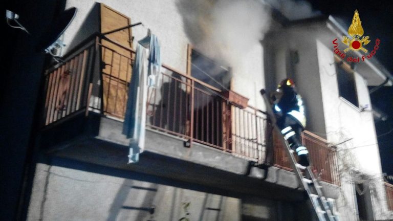 A fuoco abitazione ad Altavilla Irpina, salvo un uomo