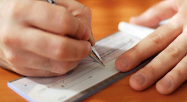 Truffa da migliaia di euro con assegni falsi: 33enne a processo