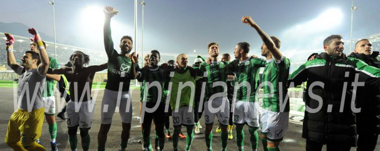 E’ Verde show: l’Avellino esulta al derby infinito. Rivivi il live