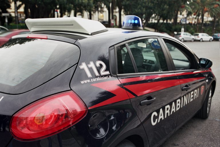 Si scaglia contro moglie e figlia, 50enne arrestato dai Carabinieri