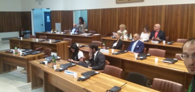Bilancio, i fedelissimi salvano Foti. Giordano attacca Festa: “Dovrebbe essere qui invece che al mare”